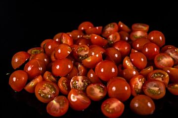 Cherry Tomaat GEHALVEERD per 2KG